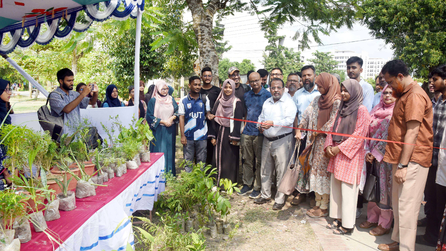 খুবিতে ব্যবহৃত প্লাস্টিক বোতলের বিনিময়ে গাছের চারা বিতরণ