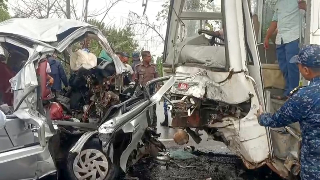 রামপালে নৌবাহিনীর বাস-মাইক্রোর সংঘর্ষ, ২ শিশুসহ নিহত ১২