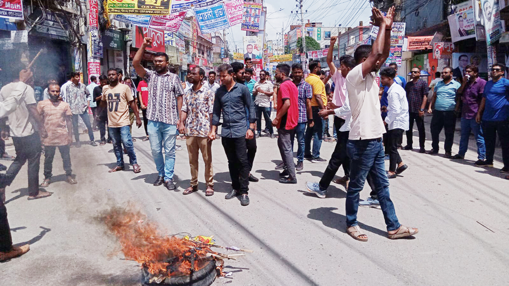 খুলনায় কেএমপি কমিশনারের অপসারণ দাবিতে বিভিন্ন কলেজের সামনে বিক্ষোভ