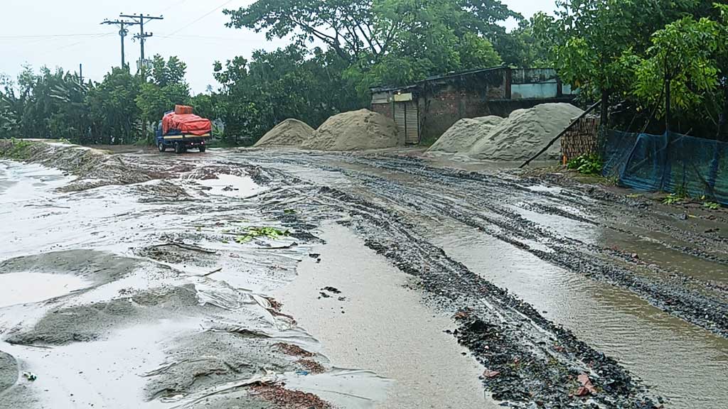 খুলনা–পাইকগাছা সড়কে জনভোগান্তি চরমে