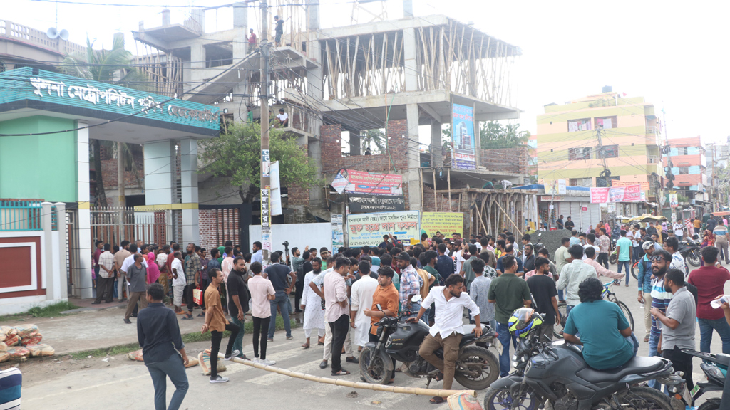 আটক এসআইকে ছেড়ে দেওয়ার অভিযোগে খুলনায় পুলিশ কার্যালয়ে ছাত্র-জনতার তালা