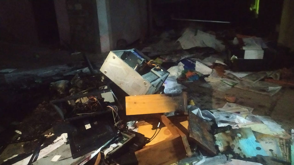 শেখ হাসিনাকে প্রধানমন্ত্রী উল্লেখ করে সংবাদ, খুলনায় পত্রিকা অফিসে আগুন
