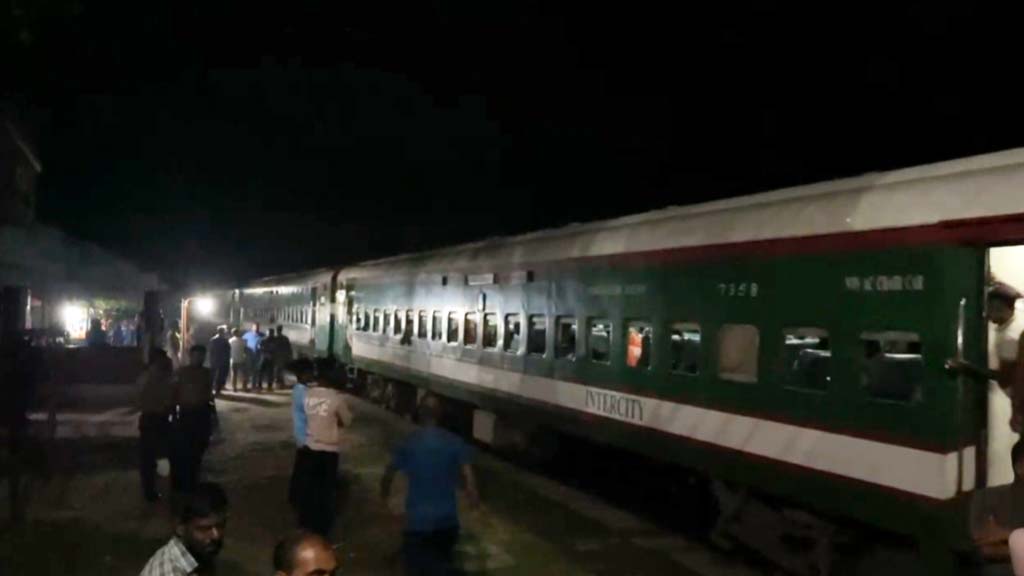 ৫ ঘণ্টা পর খুলনার সঙ্গে সারা দেশের ট্রেন চলাচল স্বাভাবিক