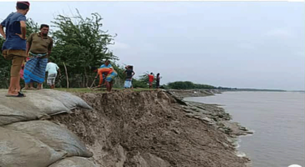 কয়রায় কপোতাক্ষ নদের বেড়িবাঁধে ৩০০ মিটার ভাঙন, হুমকিতে ১৫ হাজার মানুষ