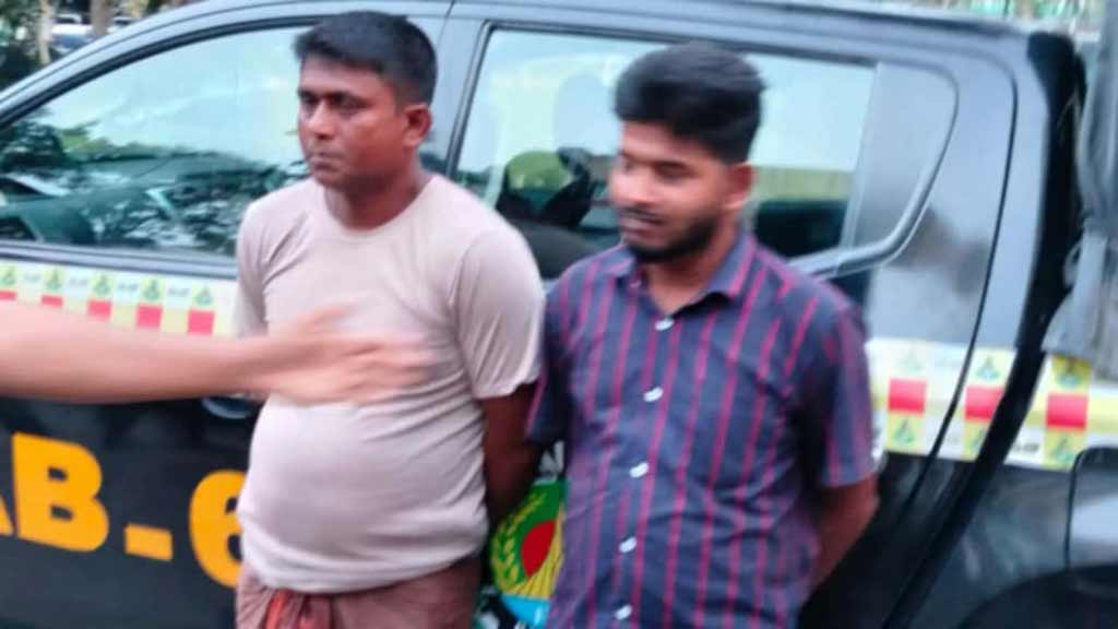 খুলনার দাকোপে র্যাবের গাড়ি ভাঙচুর করে দুই আসামিকে ছিনিয়ে নিল জনতা