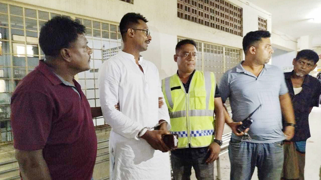 খুবি শিক্ষকের গায়ে হাত তোলা অভিযুক্ত নোমান আটক