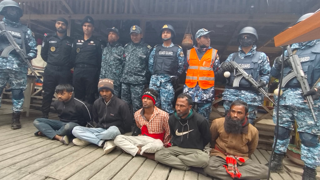 সুন্দরবনে মাসুম বাহিনীর ৬ সদস্য আটক, উদ্ধার হওয়া পর্যটকেরা সুস্থ