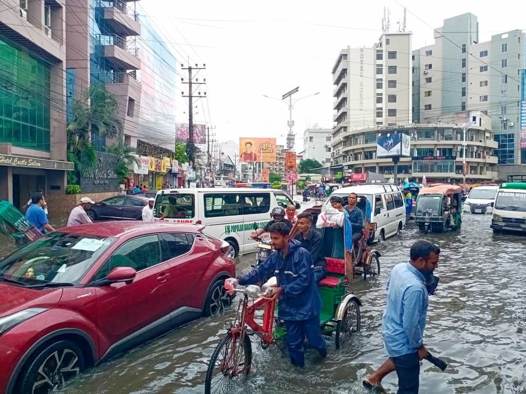 খুলনায় টানা বর্ষণে সড়কে জলাবদ্ধতা, ডুবেছে বাড়ি ও দোকানপাটের নিচতলা