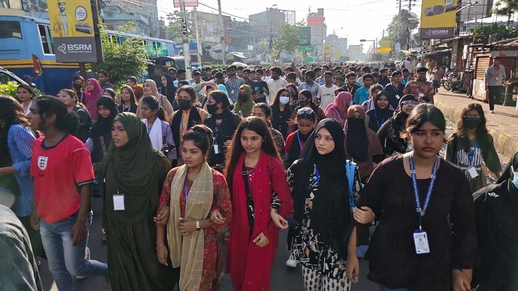 খুলনায় সড়ক অবরোধ করে শিক্ষার্থীদের বিক্ষোভ, তীব্র যানজট
