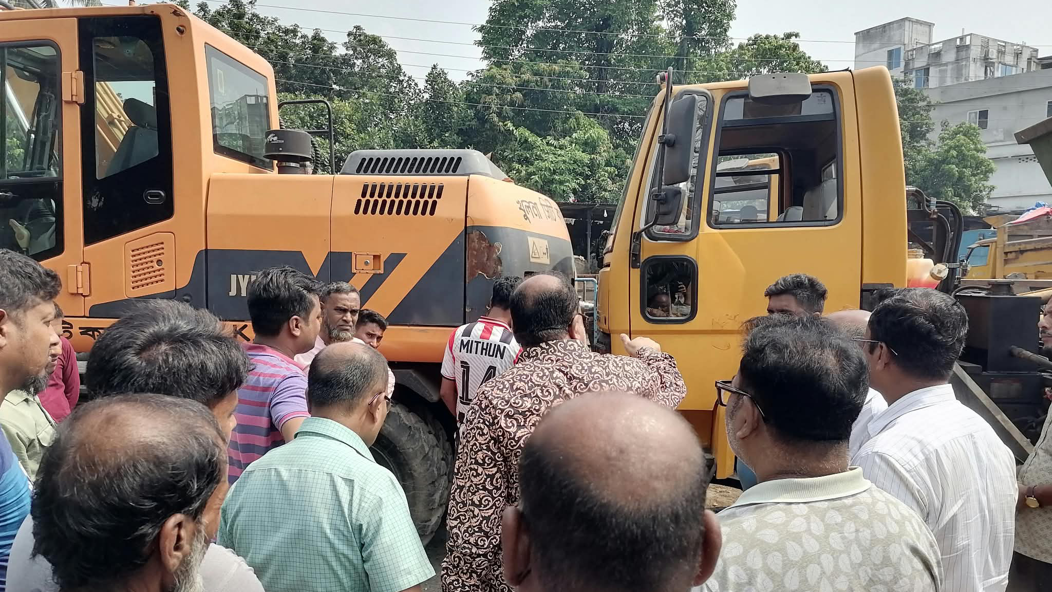 কেসিসির দুই ট্রাকের মাঝে চাপা পড়ে চালক নিহত
