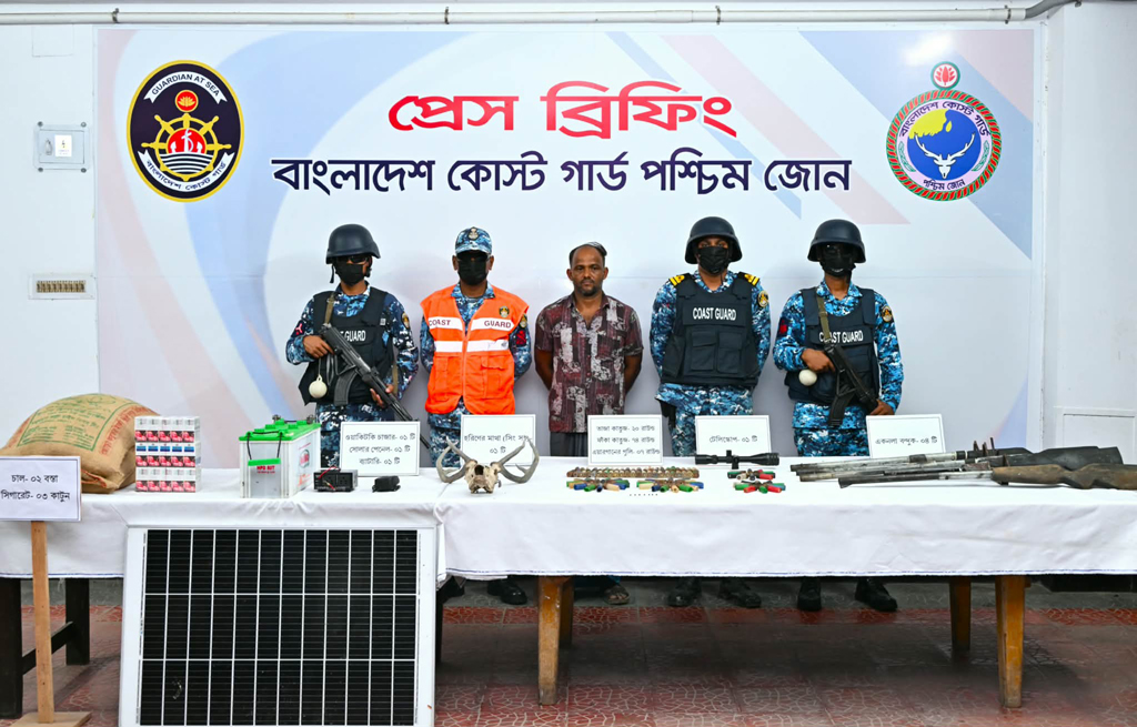 সুন্দরবনে অস্ত্র-গুলিসহ করিম শরীফ বাহিনীর সদস্য আটক
