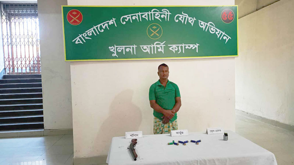 খুলনায় অস্ত্র-গ্রেনেডসহ যুবদলনেতা গ্রেপ্তার
