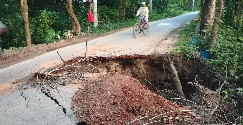 গাংনীতে টানা বৃষ্টিতে রাস্তা ভেঙে চলাচলে ঝুঁকি
