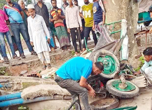 উল্টো পথে অটোরিকশা, ট্রাকে ধাক্কা লেগে ঝরল ২ যাত্রীর প্রাণ