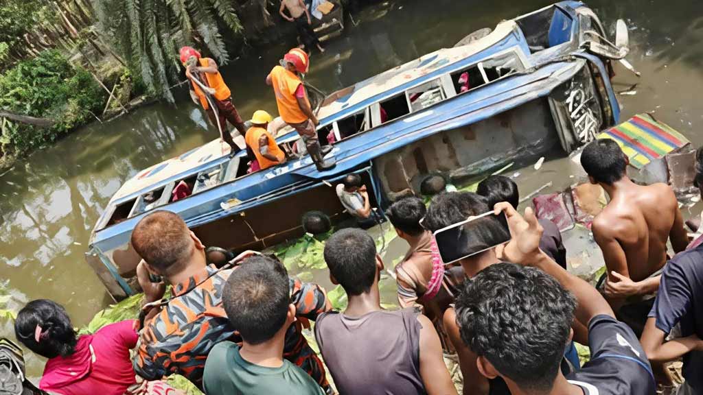 ডুমুরিয়ায় যাত্রীবাহী বাস খাদে পড়ে নিহত ১, আহত ১০