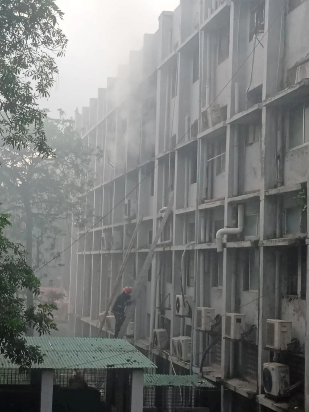 খুমেক হাসপাতালে আগুন, আহত ৫