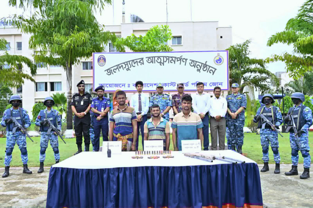 সুন্দরবনে বড় জাহাঙ্গীর বাহিনীর ৩ সদস্যের আত্মসমর্পণ, জিম্মি জেলেসহ অস্ত্র উদ্ধার
