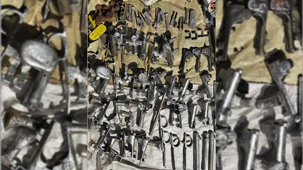 লেদ কারখানা থেকে উদ্ধার যন্ত্রাংশ দিয়ে ৩০ অস্ত্র তৈরি করা যেত: পুলিশ