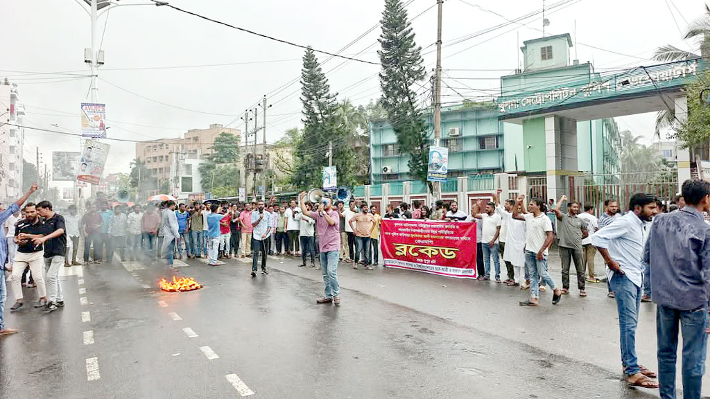 কেএমপি কমিশনারের অপসারণ দাবিতে ‘ব্লকেড’, নেই বৈষম্যবিরোধী শিক্ষার্থীরা