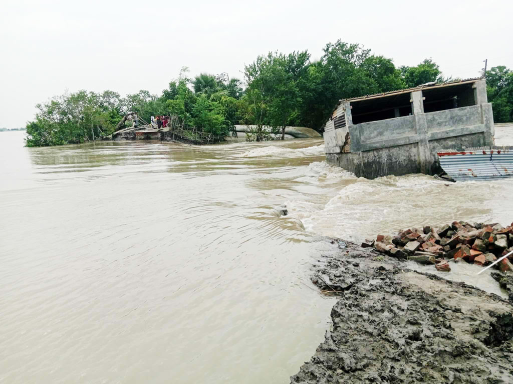 দাকোপের ওয়াপদা বেড়িবাঁধ ভেঙে বিস্তীর্ণ এলাকা প্লাবিত, ১ হাজার পরিবার পানিবন্দী