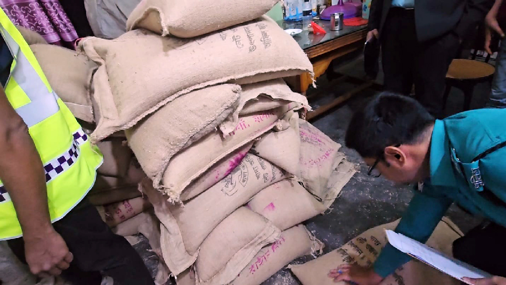 খুলনায় কালোবাজারে পাচারের জন্য মজুত ৬৯৭ বস্তা সরকারি চাল জব্দ