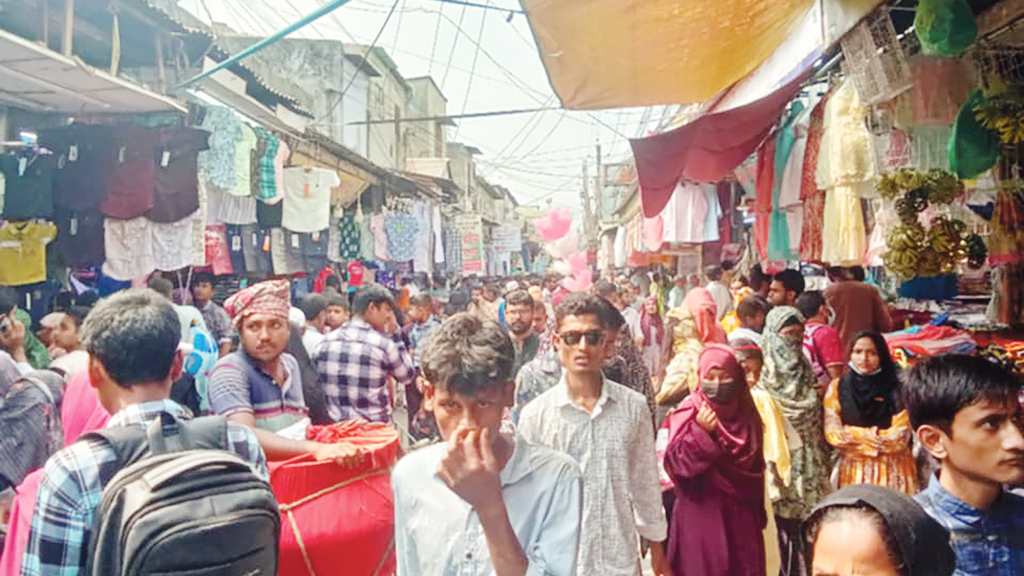 খুলনার ঈদ বাজার: অভিজাত মার্কেটের চেয়ে ফুটপাতে বিক্রি বেশি