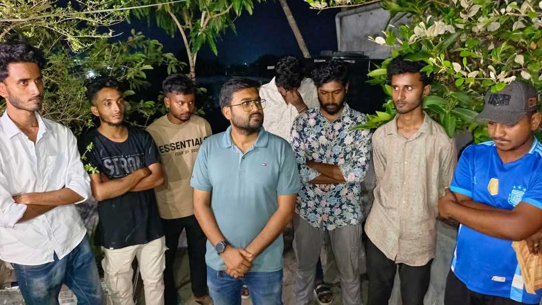 বৈষম্যবিরোধী নেতা পরিচয়ে চাঁদাবাজি করতে এসে আটক ৮ যুবক
