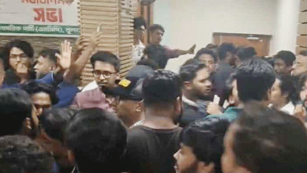 খুলনায় কেন্দ্রীয় নেতাদের সামনে এনসিপির দুই পক্ষের হাতাহাতি