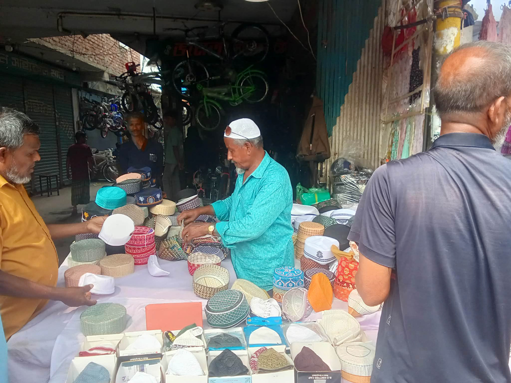 খুলনায় শেষ মুহূর্তে টুপি–আতরের দোকানে ভিড়