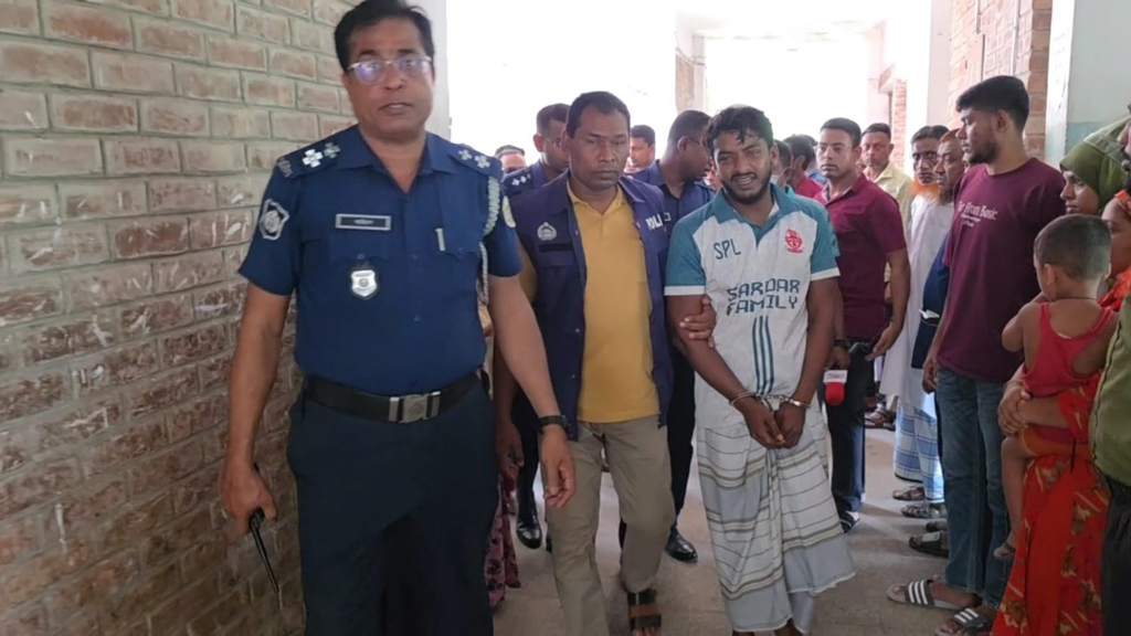 ঘরে ঢুকে প্রবাসীর স্ত্রীকে কুপিয়ে হত্যা, যুবক আটক