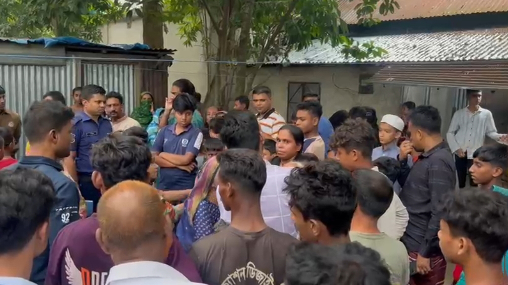 দিনদুপুরে দুই ভাইকে কুপিয়ে হত্যা