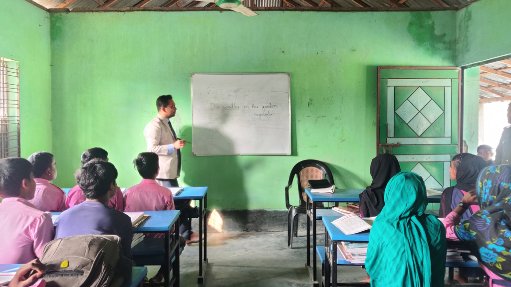 খানসামায় বিদ্যালয় পরিদর্শনে গিয়ে ক্লাস নিলেন ইউএনও