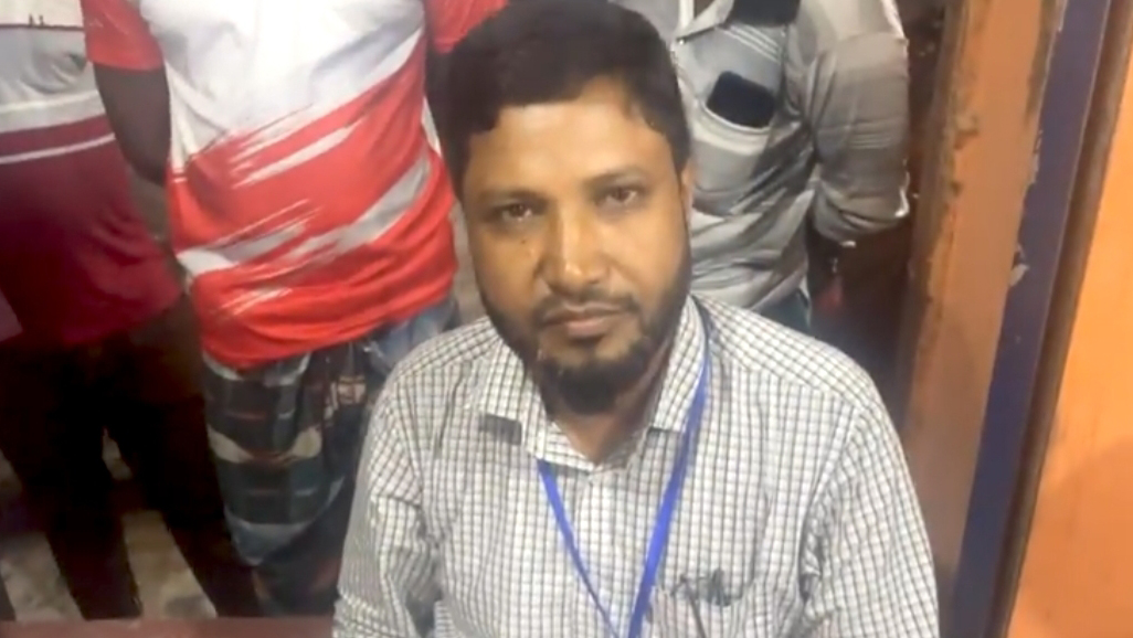 ঘুষ নেওয়ার অভিযোগে কর্মকর্তার বদলি বাতিল, তদন্তে কমিটি গঠন