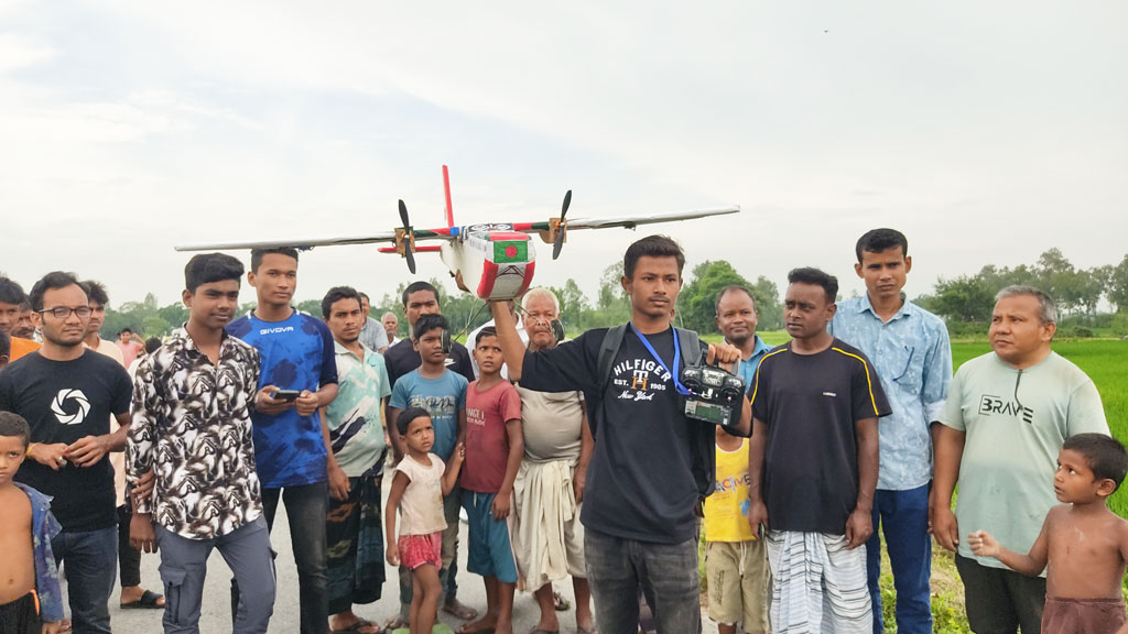 খানসামার আকাশে উড়ল এসএসসি পাস শিক্ষার্থীর তৈরি বিমান