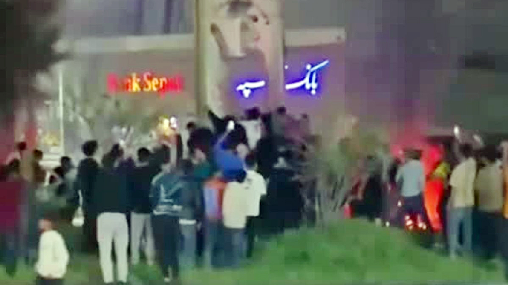 ইরানে খোমেনির ভাস্কর্য উপড়ে ফেলল উত্তেজিত জনতা