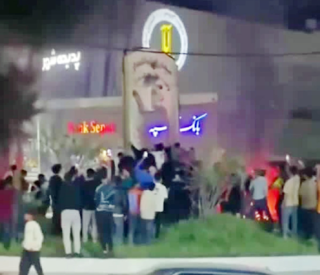 ইরানে খোমেনির ভাস্কর্য উপড়ে ফেলল উত্তেজিত জনতা