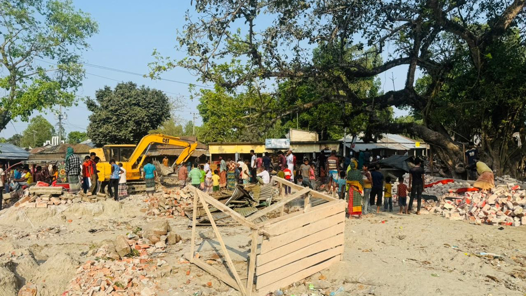 উলিপুরে অবৈধ দখলে থাকা ৭০ শতক খাসজমি উদ্ধার