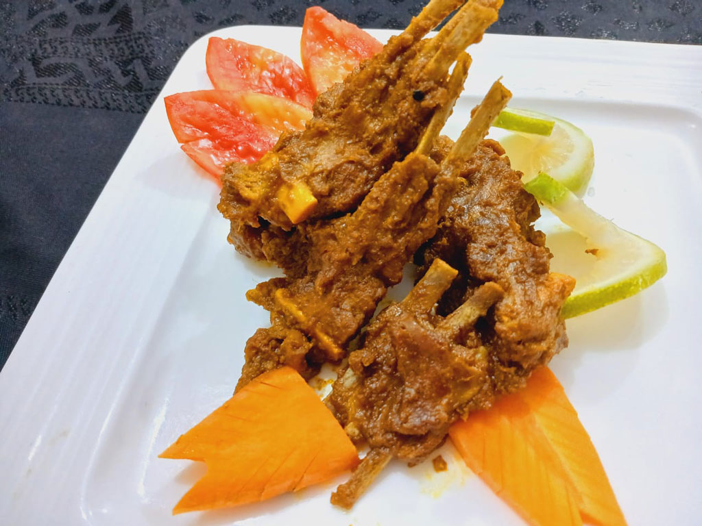 বেরেস্তা বাটা দিয়ে খাসির মাংস ভুনা। ছবি: লেখক