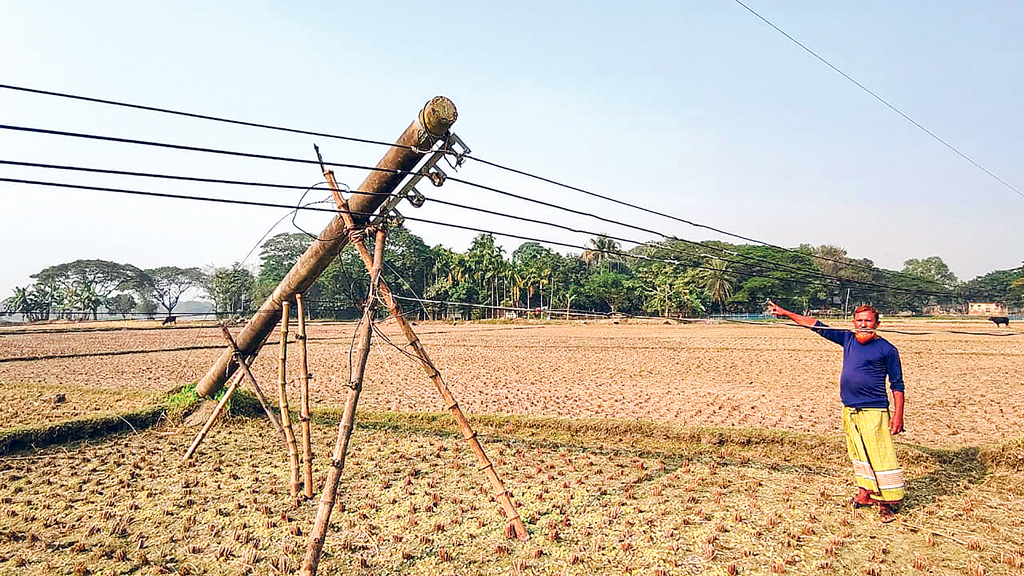 নড়বড়ে বাঁশে ঠেস দেওয়া ৪৮০ ভোল্টের খুঁটি