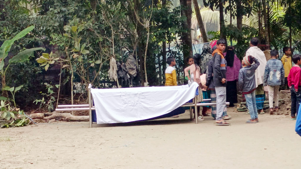 ভোর থেকে বিকেল পর্যন্ত উঠানে পড়ে রইল লাশ, সম্পত্তি নিয়ে ছেলেমেয়েদের ঝগড়া