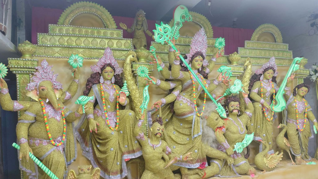 ধানের শিষে সেজেছে দুর্গা, ফুটেছে গ্রামবাংলার ঐতিহ্য