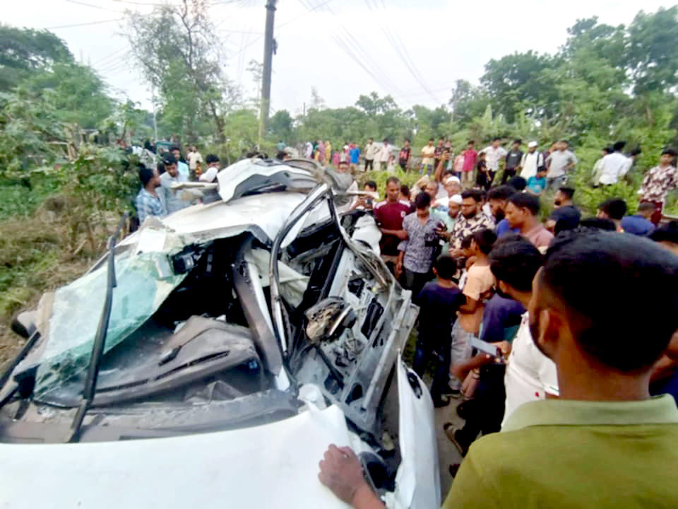 ট্রেনের ধাক্কায় দুমড়েমুচড়ে গেল প্রাইভেট কার