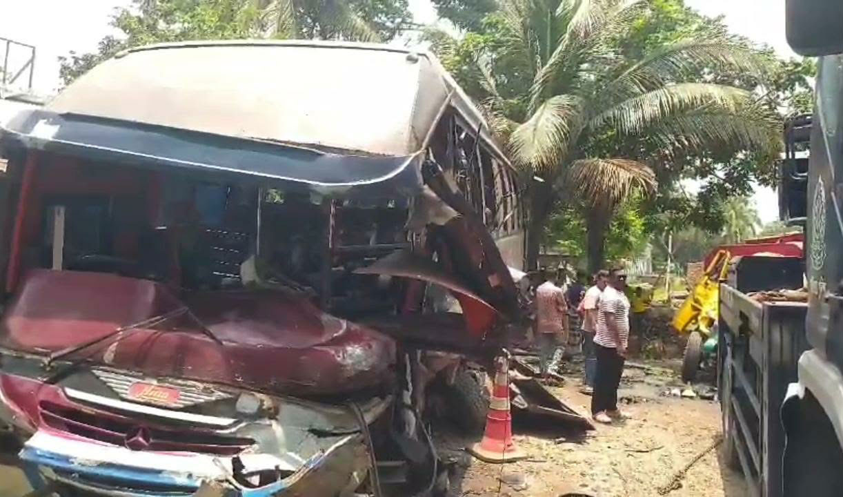 খুলনায় বাস-ট্রাকের ত্রিমুখী সংঘর্ষে আহত ৮, কয়েক শিক্ষার্থী হাসপাতালে