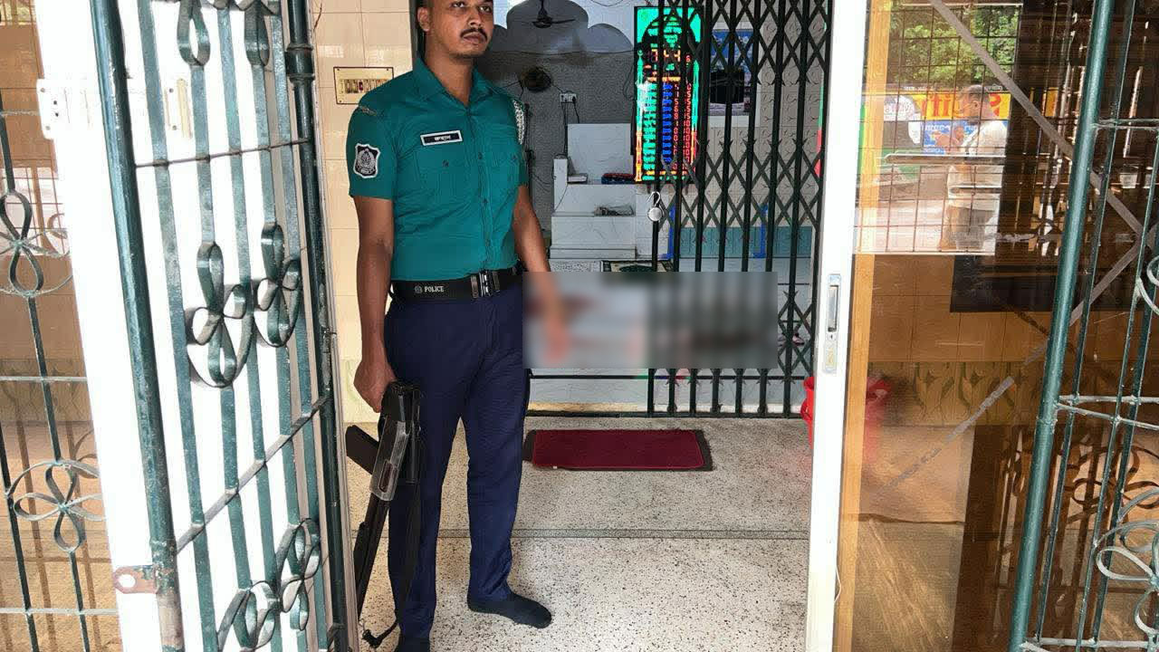 খুলনায় মসজিদের ভেতরে দুই মুসল্লিকে গুলি, একজনের অবস্থা আশঙ্কাজনক