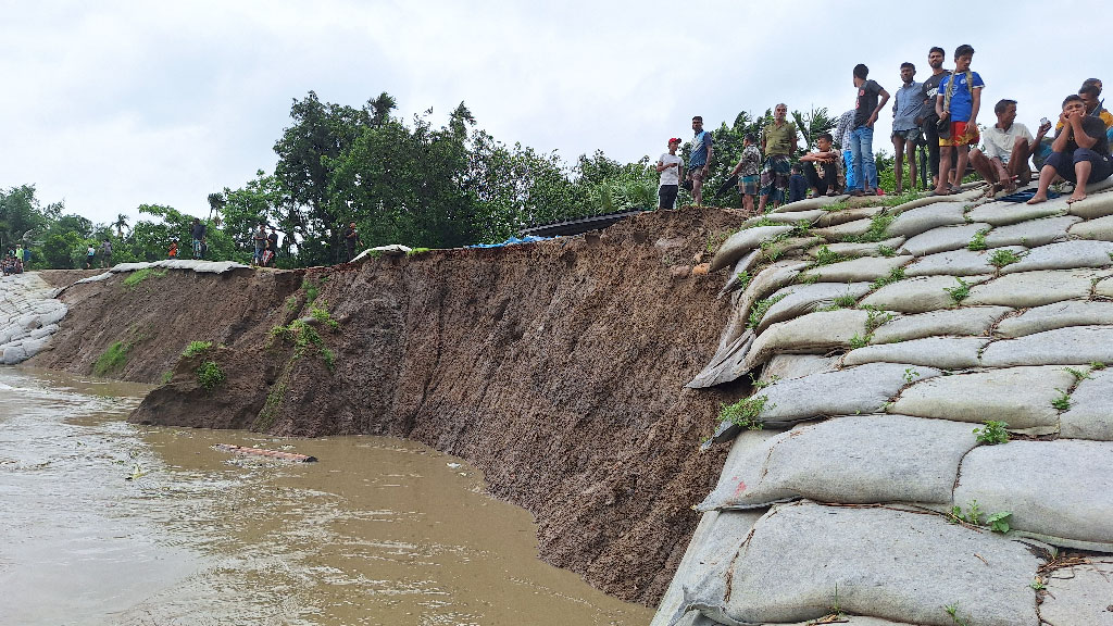 হবিগঞ্জে খোয়াই নদীর বাঁধে ধস, বন্যার শঙ্কা