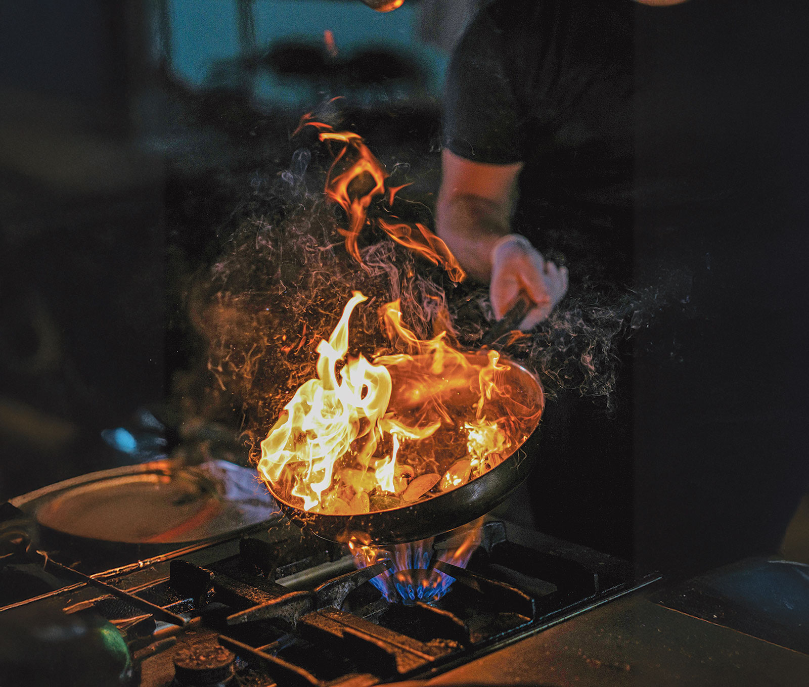 রান্নাঘরের আগুন থেকে সতর্ক হবেন যেভাবে