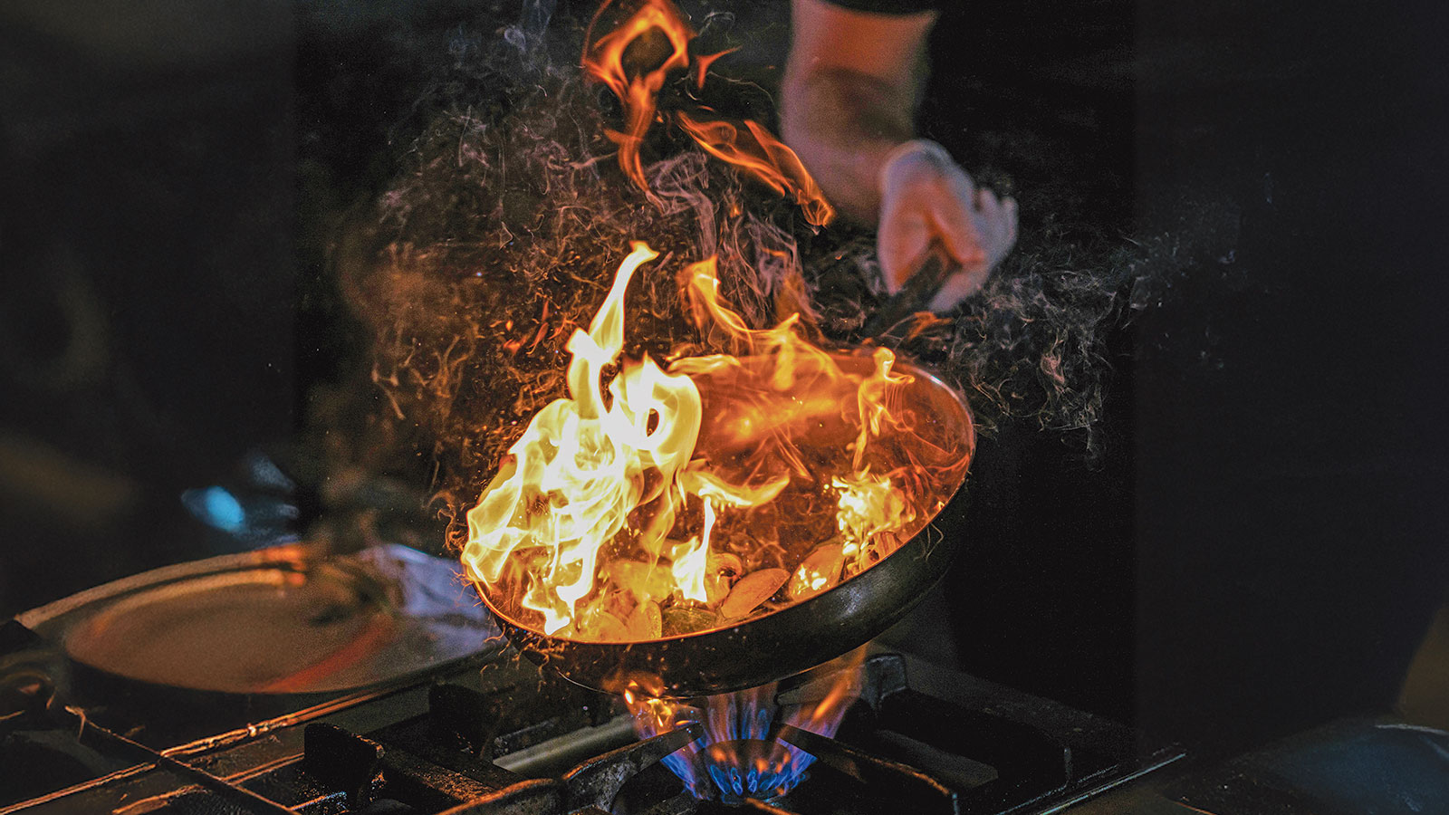 রান্নাঘরের আগুন থেকে সতর্ক হবেন যেভাবে