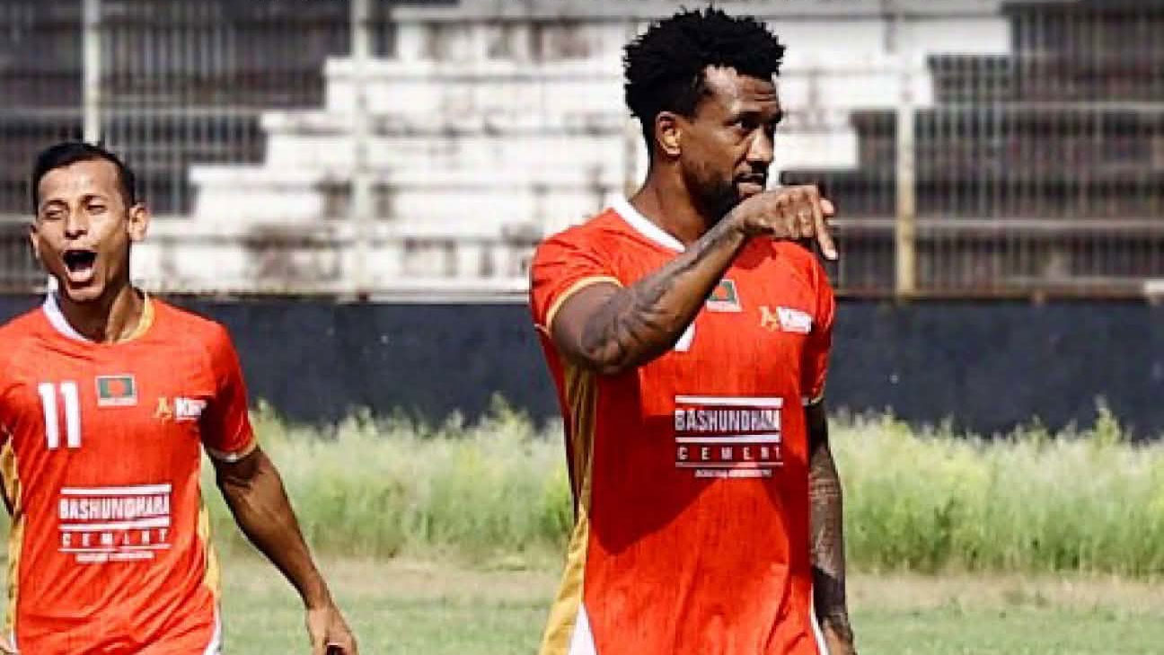 পিছিয়ে পড়েও মোহামেডানকে হারিয়ে দূরত্ব বাড়াল কিংস