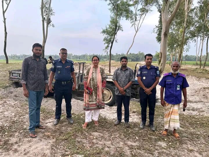 নদীর চর কেটে বালু বিক্রি, অভিযানে বাধা: ৫৫ জনের বিরুদ্ধে মামলা