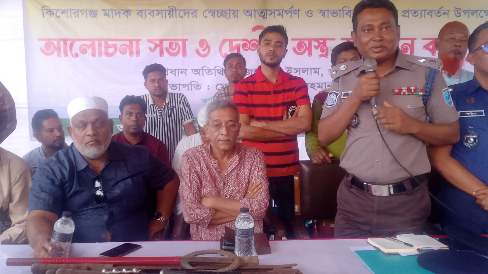 কিশোরগঞ্জে অস্ত্রসহ মাদক কারবারিদের আত্মসমর্পণ, স্বাভাবিক জীবনে ফেরার অঙ্গীকার